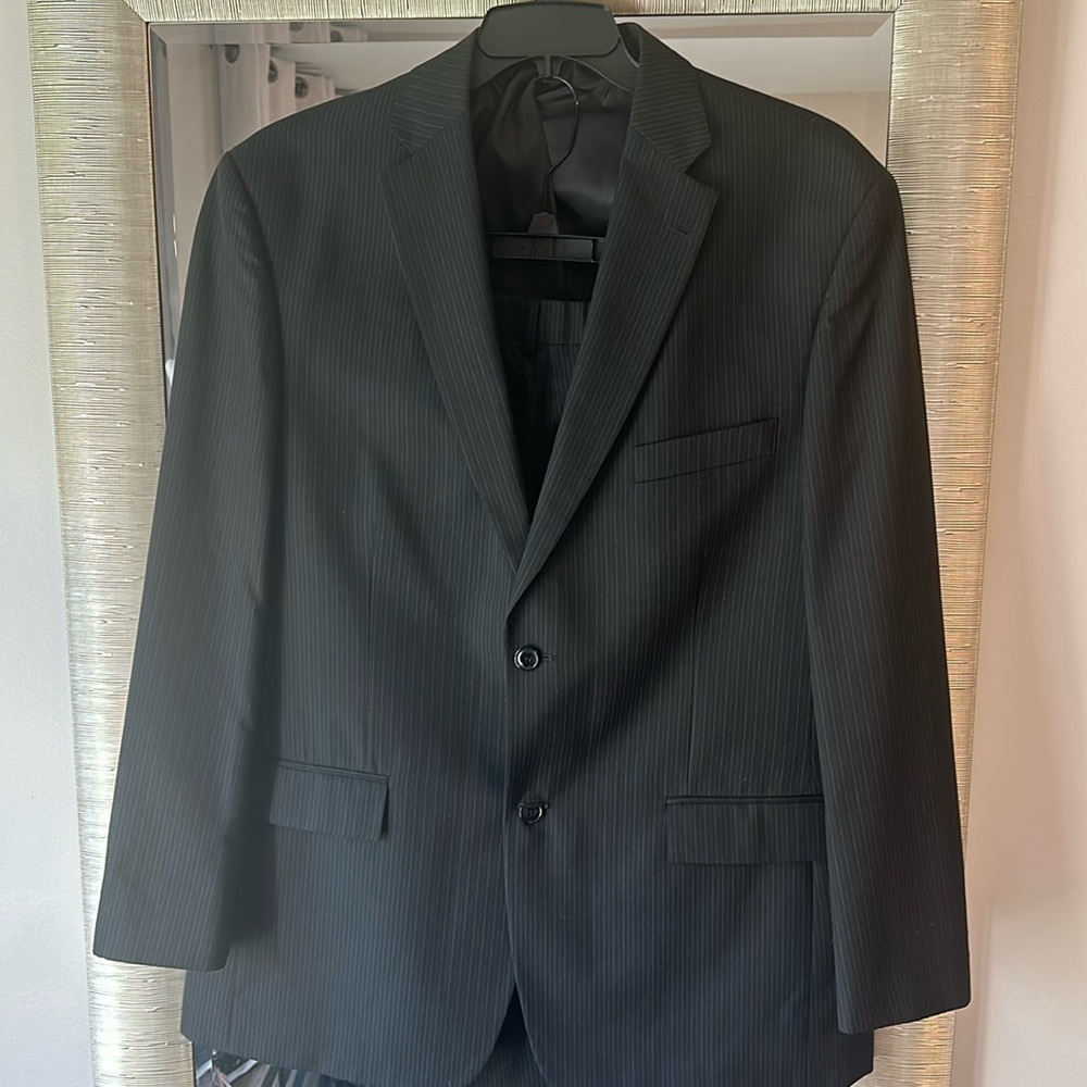 Men’s 2 piece Haggar suit. Black and white pin stripped. Jacket 44L pants 36x32.